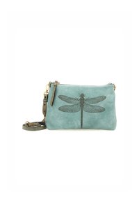 Borsa a tracolla in pelle teal con una grafica di libellula nera. Presenta una chiusura con zip e una tracolla regolabile con un'accents in hardware dorato.