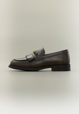 Tommy Hilfiger, CHAIN FRINGE LOAFER - Έξυπνα slip-on παπούτσια - brushed brown