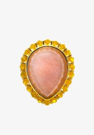 Ring in Tropfenform mit einem zentralen rosa Stein, umgeben von einem Rand aus gelben facettierten Edelsteinen, gefasst in einem goldfarbenen Metallrahmen.