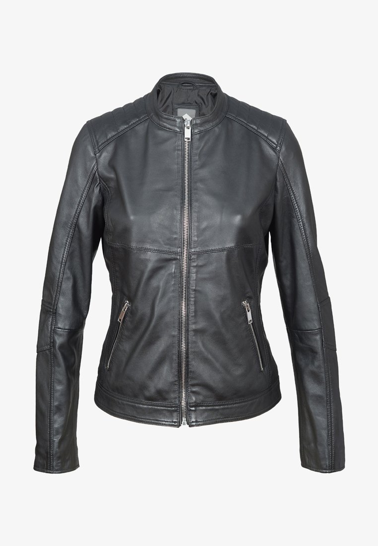 Czarna skórzana kurtka z wysokim kołnierzem, zamkiem błyskawicznym i bocznymi kieszeniami. Posiada przeszycia na ramionach i rękawach, gładką fakturę.