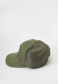 Gorra verde oliva con una parte frontal de tela sólida y respaldo de malla. Presenta un visera redondeada y un detalle de parche en la parte delantera.