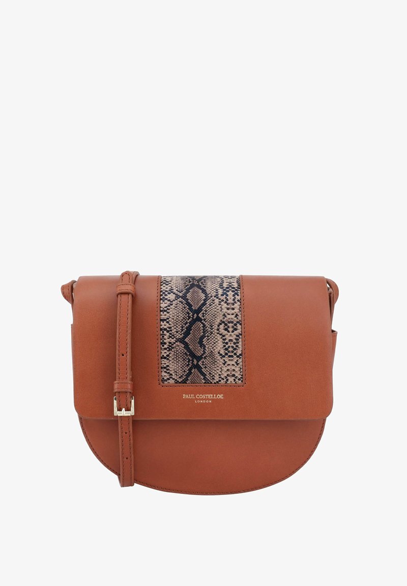 Sac en cuir marron porté croisé avec un panneau à motif serpent et un rabat magnétique. Il dispose d'une bandoulière amovible et d'accents en métal doré.