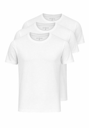 Tres camisetas de algodón blancas, de manga corta, con cuello redondo, textura suave, apiladas con logo en el cuello, diseño simple y minimalista.