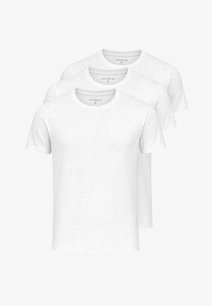 Drie witte katoenen t-shirts, korte mouwen, ronde hals, gladde textuur, op elkaar gestapeld met logo bij de halslijn, eenvoudig en minimalistisch ontwerp.