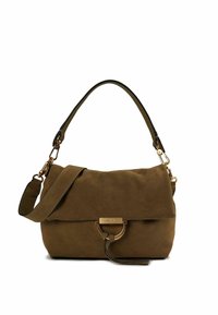 Bruine suède handtas met een klep aan de voorkant, gouden beslag en een verstelbare riem. Heeft een cirkelvormig accent op het sluitstuk en een gladde textuur.