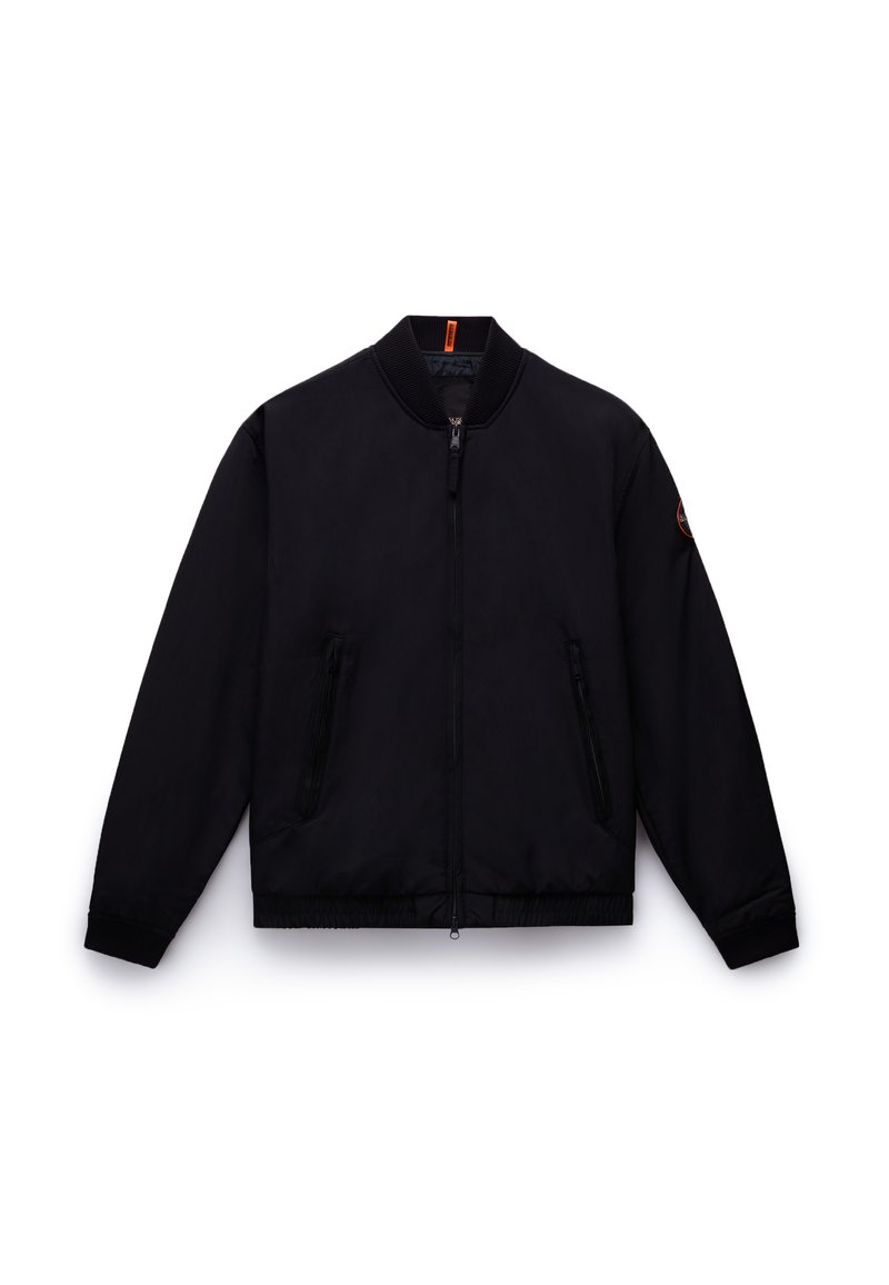 Zwarte bomberjack met een ribbelkraag, een ritsluiting aan de voorkant en twee zijzakken met een gladde, matte afwerking.