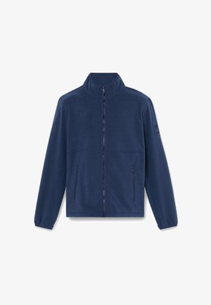 Marine fleece jack met een volledige rits, hoge kraag, twee zijzakken met rits en een logo patch op de mouw. Zachte textuur en casual ontwerp.