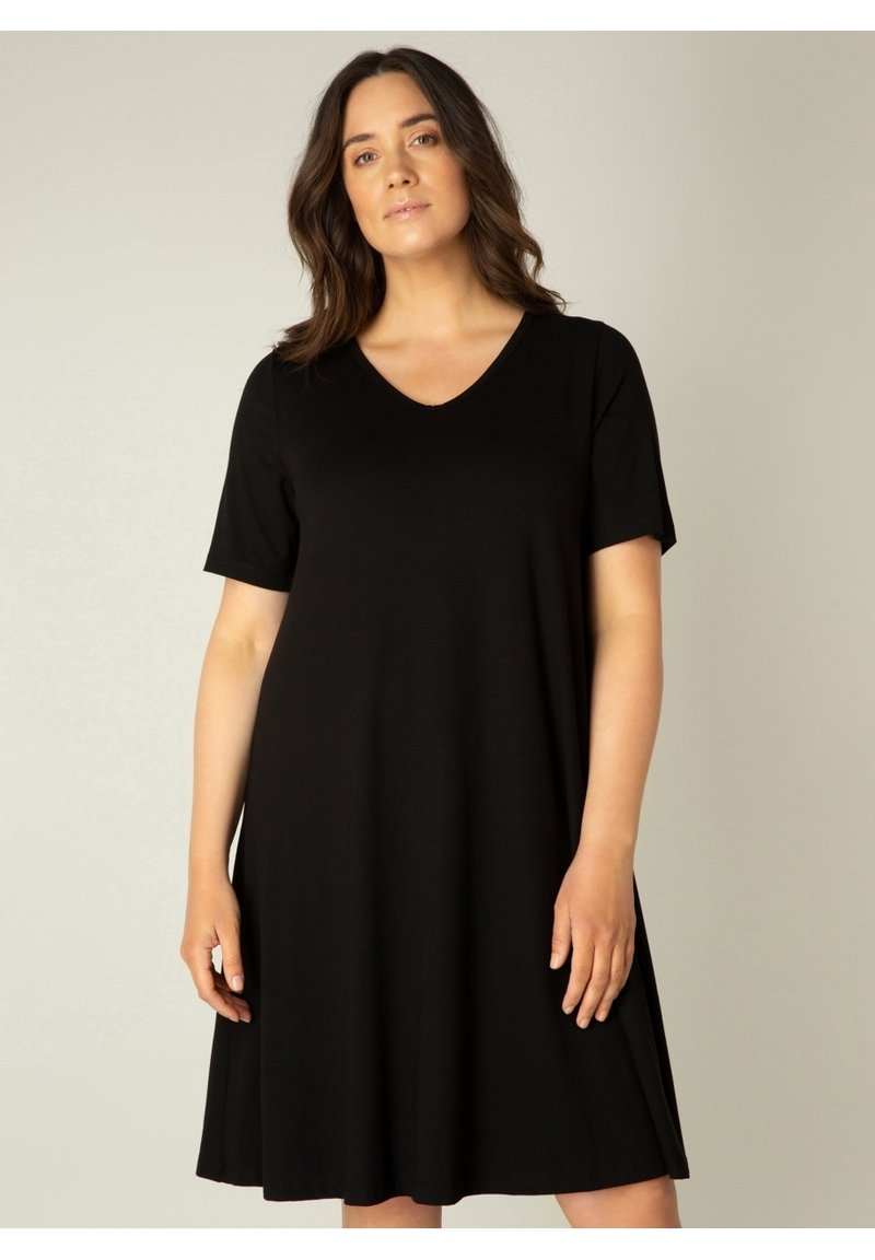 Zwarte jurk met korte mouwen, gemaakt van gladde stof, met een V-hals en een ontspannen pasvorm, die boven de knie valt. Heeft een eenvoudig, minimalistisch ontwerp.