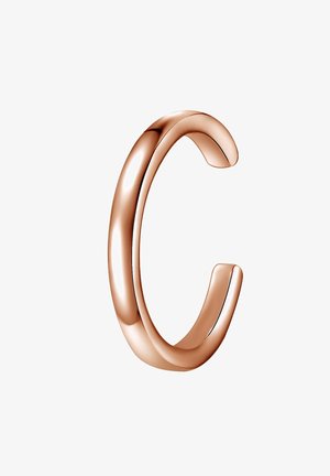 C-formet rosaguld ring med en glat, poleret overflade og åbne ender. Designet er enkelt og moderne med buede linjer.