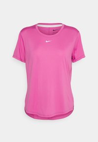 Camiseta deportiva de Nike en color rosa, con mangas cortas, cuello redondo, tejido que aleja la humedad y un pequeño logo blanco en el pecho.