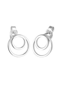 Orecchini circolari in argento con tre anelli concentrici, con una finitura lucida e chiusura a farfalla per una vestibilità sicura.