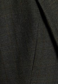 Tessuto grigio con un sottile motivo a quadretti in tonalità scure, caratterizzato da una trama testurizzata e una leggera lucentezza. Dettaglio ravvicinato del materiale.