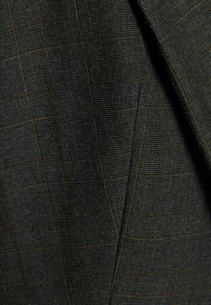 Tessuto grigio con un sottile motivo a quadretti in tonalità scure, caratterizzato da una trama testurizzata e una leggera lucentezza. Dettaglio ravvicinato del materiale.