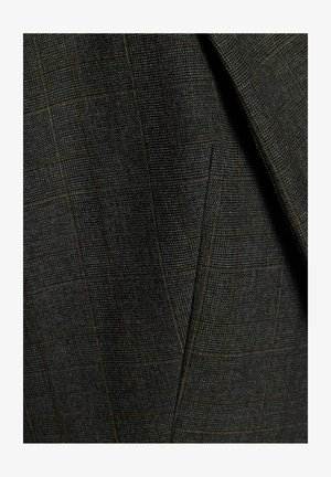 Grijze stof met een subtiel schots patroon in donkere tinten, met een gestructureerde weving en een lichte glans. Close-up detail van het materiaal.