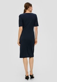 s.Oliver BLACK LABEL KLEID MIT ALL-OVER-MUSTER - Freizeitkleid - navy