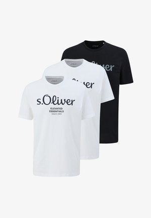 Kolme s.Oliverin lyhythihainen, pyöreäkauluksinen t-paitaa, kaksi valkoista, joissa teksti "s.Oliver Elevated Essentials Since 1969", yksi musta, jossa osittainen teksti.