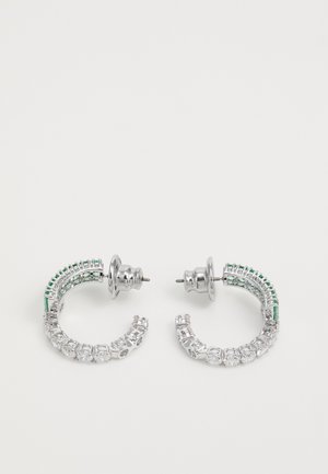 Zilveren hoepeloorbellen met heldere en smaragdgroene kristallen. Heeft een gestructureerde vorm met een stud sluiting.