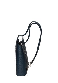 Borsa in pelle blu navy, con texture e forma affusolata, spallacci regolabili e accessori in argento. Presenta un'apertura con zip e un interno foderato.