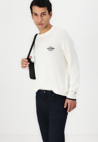 Tommy Hilfiger GRAPHIC CREW - Jumper - ivory petal