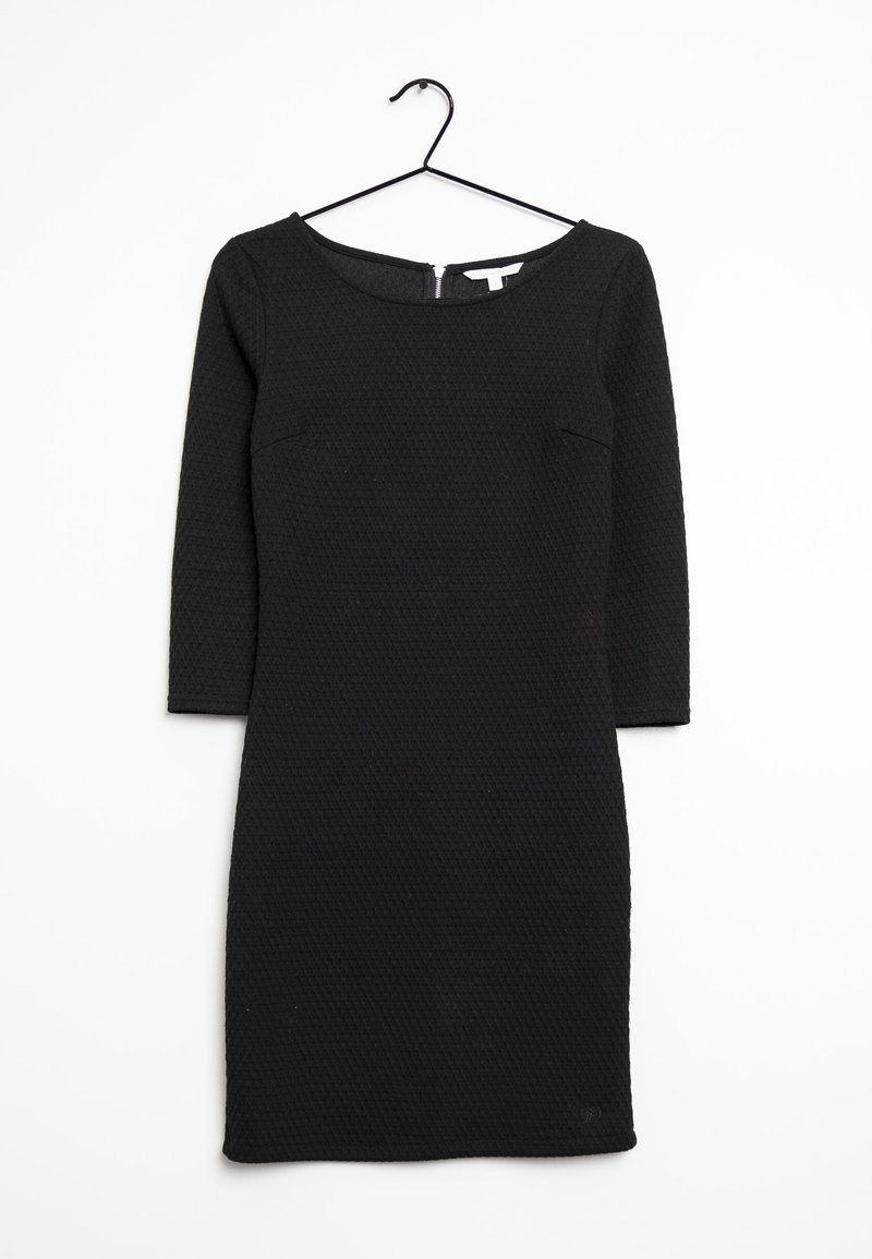 Černé pletené šaty s kulatým výstřihem, tříčtvrtečními rukávy a jemným texturovaným vzorem. Zapínají se vzadu na zip.