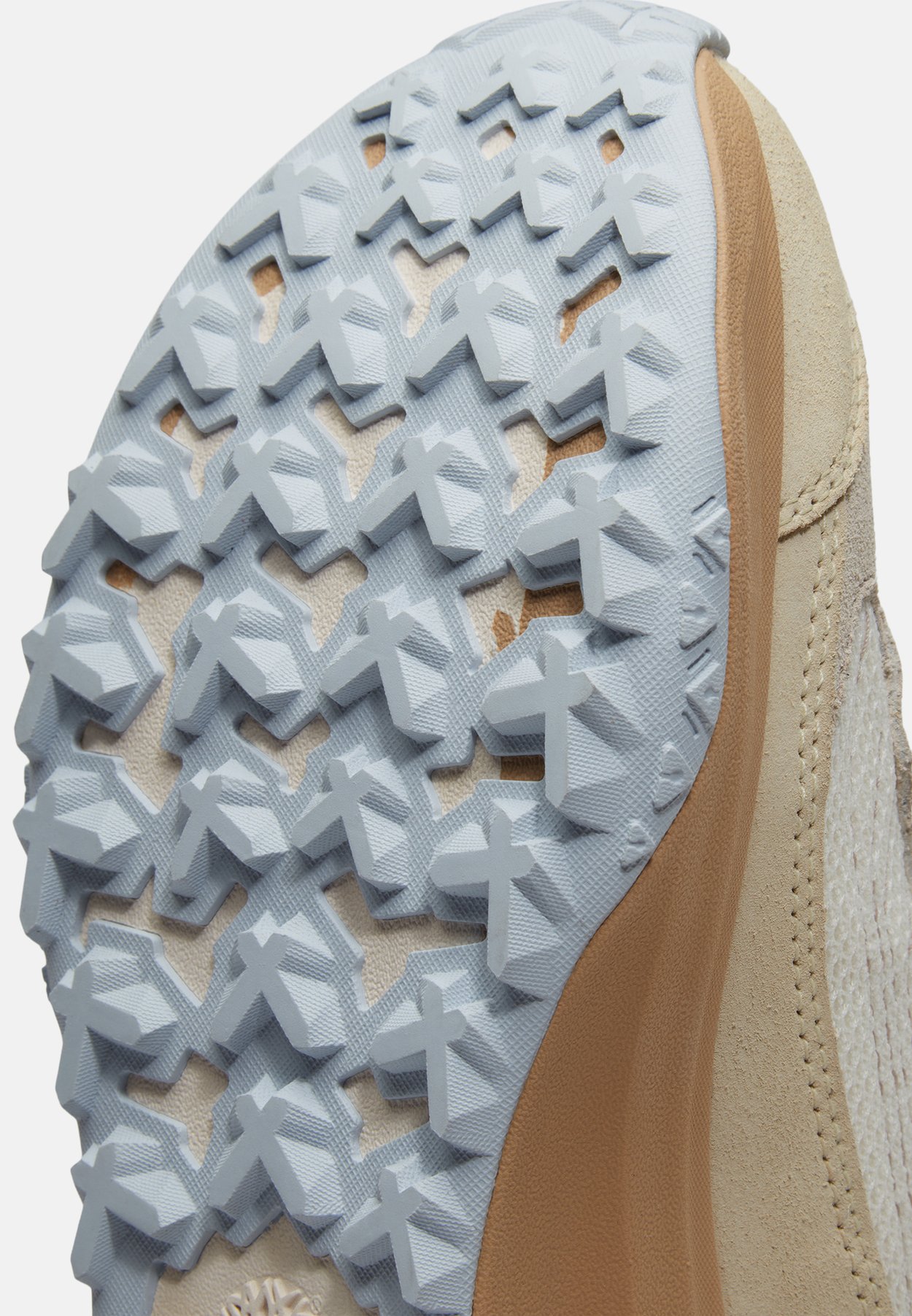LOW LACE-UP WATERPROOF SNEAKER.