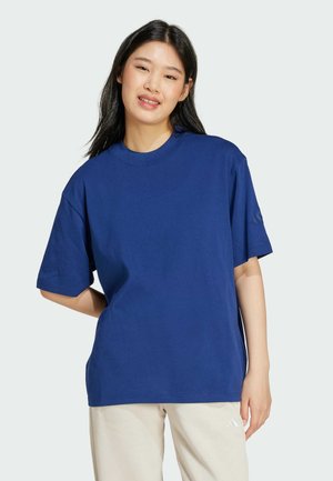 adidas Sportswear ESSENTIALS CONTEMPORARY BOYFRIEND - Basic T-shirt - dark blue