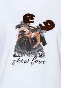 Weißer Pullover mit einem Mops-Motiv, braunen Geweihhörnern, grauen Schleifen und einem gemusterten Pulloverdetail, sowie dem Text "show love" darunter.