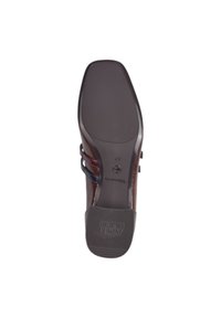 Semelle de chaussure en cuir marron avec surface texturée, dotée d'une lanière de cheville bordeaux et d'un détail de logo. Talon plat avec bords lisses. Taille 37.