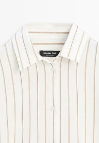 Wit overhemd met dunne verticale bruine strepen en een puntkraag, met het label Massimo Dutti, gemaakt in Marokko.