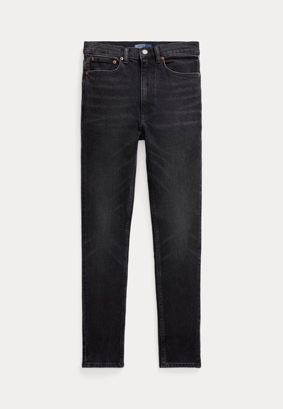 Zwarte slim-fit jeans met vijf zakken, knoopsluiting en Polo merklabel op de tailleband, plat op een witte achtergrond gelegd.