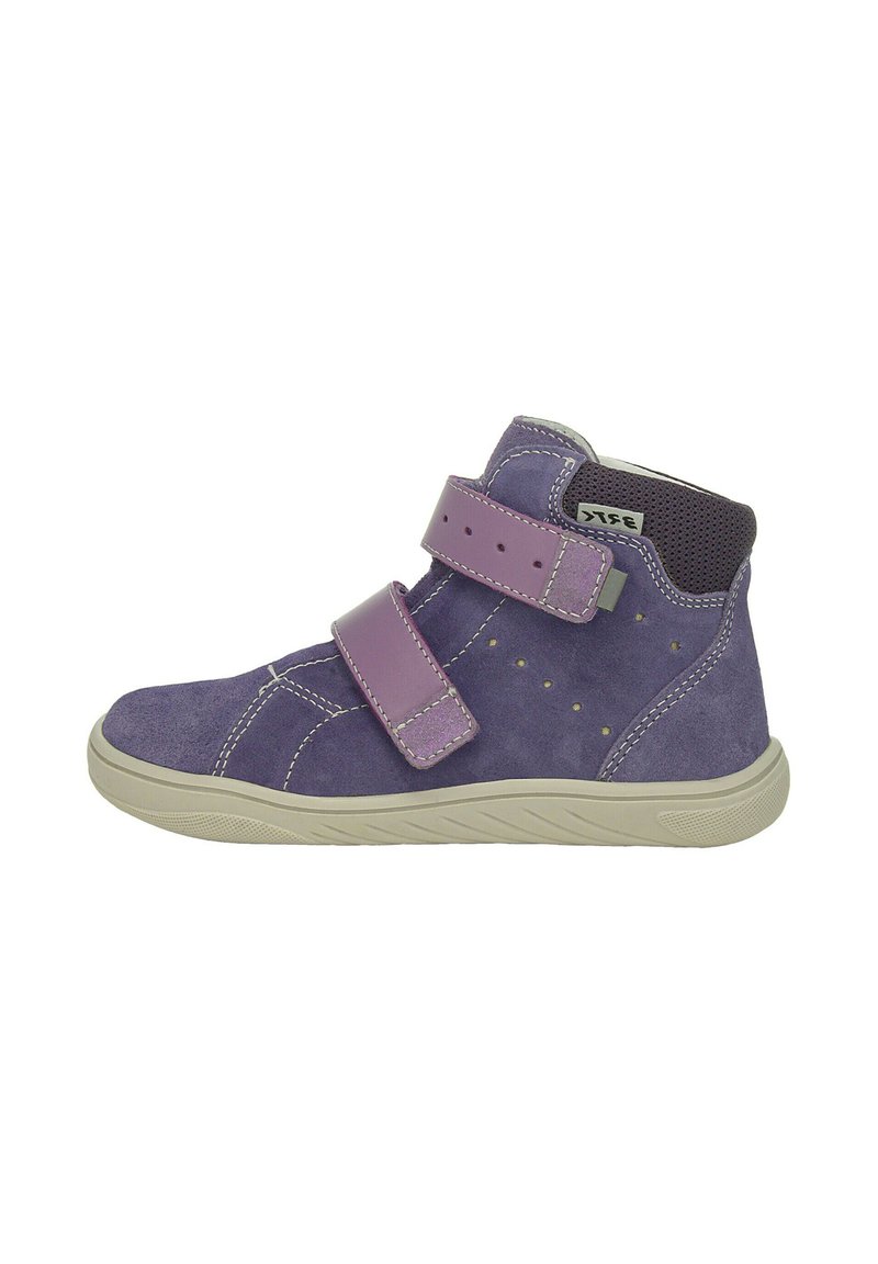 Wysokie buty z fioletowego zamszu z dwoma różowymi paskami na rzep, perforowanymi detalami i szarym gumowym podeszewkiem.