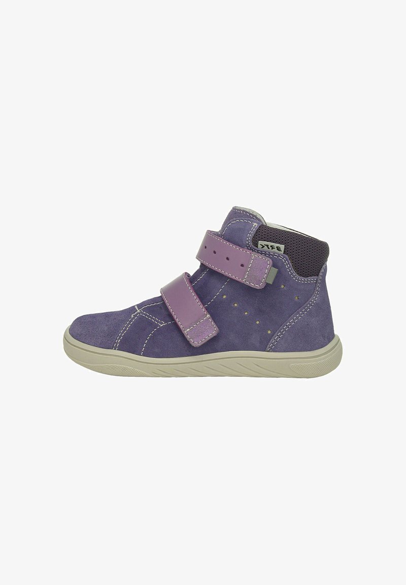 Wysokie buty z fioletowego zamszu z dwoma różowymi paskami na rzep, perforowanymi detalami i szarym gumowym podeszewkiem.