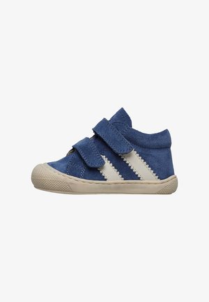 Sneakers per bambini blu scamosciati con strisce bianche a zigzag e due cinturini in velcro, dotati di una suola in gomma chiodata.