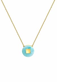 Collar de cadena de oro con un colgante circular de aqua que presenta un acento cuadrado de oro en el centro. Acabado liso, diseño minimalista.