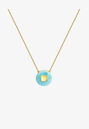 Collar de cadena de oro con un colgante circular de aqua que presenta un acento cuadrado de oro en el centro. Acabado liso, diseño minimalista.