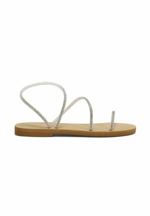 Zilveren platte sandalen met straps en een beige zool. Heeft slanke, glinsterende straps en een minimalistisch ontwerp. Geen extra versieringen.