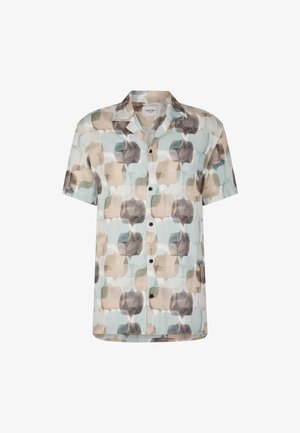 Koszula z krótkim rękawem z guzikami, zdobiona geometrycznym wzorem w delikatnych odcieniach beżu, zieleni i niebieskiego; wykonana z lekkiego materiału w luźnym kroju.