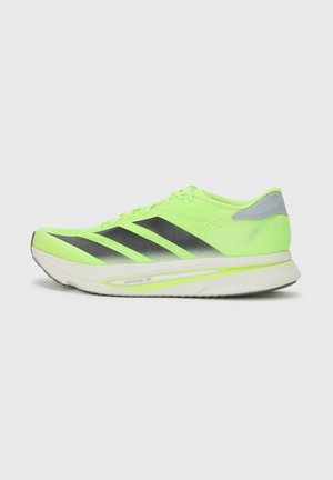 Chaussure de course vert vif avec des bandes noires, semelle blanche épaisse marquée "Lightstrike Pro," et patch réfléchissant gris au talon, vue de côté sur fond uni.