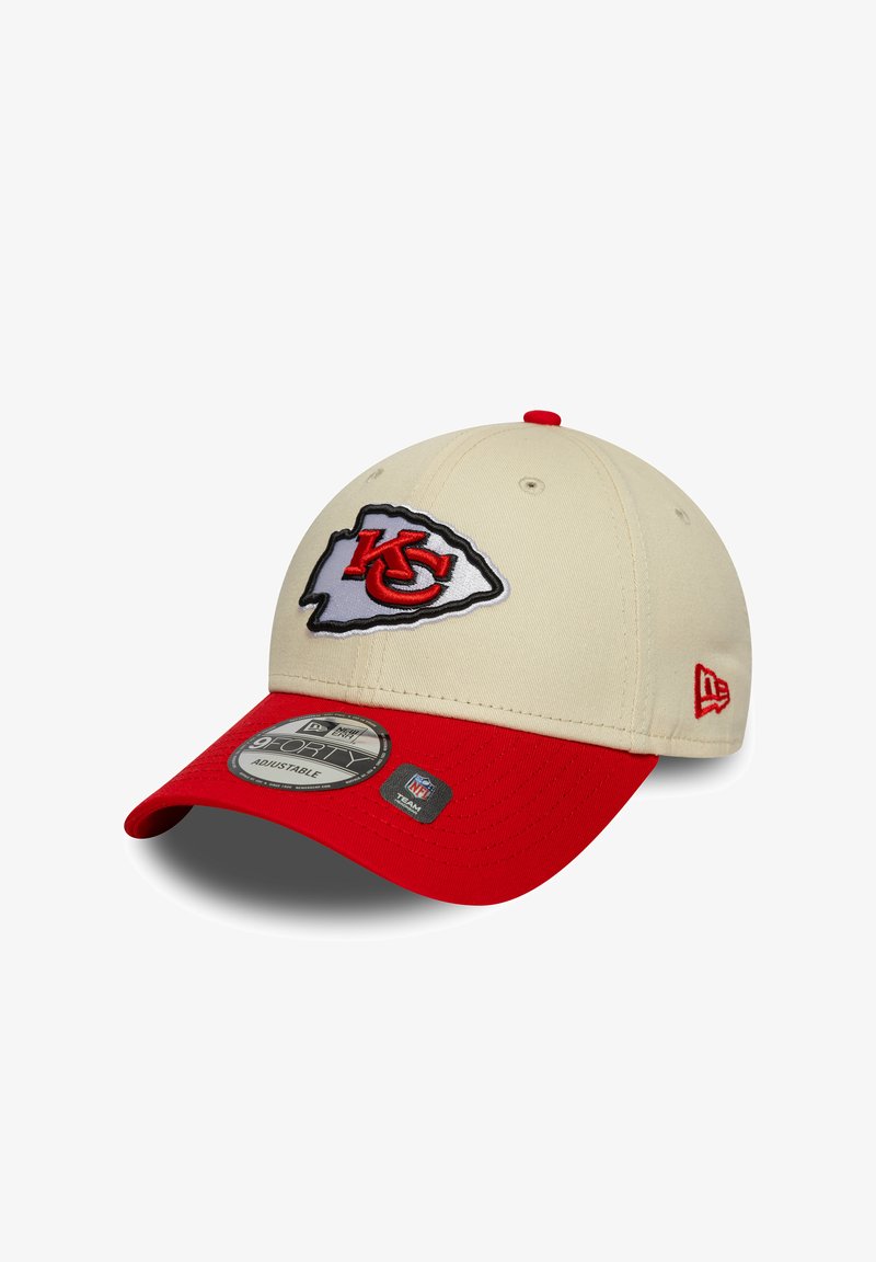 Boné caqui com aba vermelha, apresentando um logótipo bordado dos Kansas City Chiefs. O tecido é liso e tem uma forma estruturada. Fivela ajustável na parte de trás.