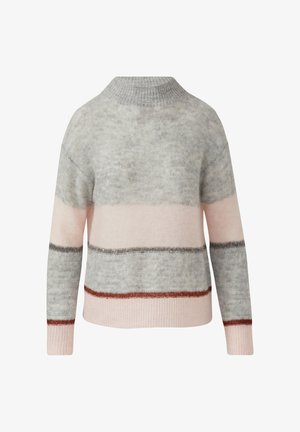 Miękki sweter dzianinowy w jasnoszarym, bladopudrowym różu i ciemnoczerwonym poziomym pasku oraz z prążkowanym kołnierzem typu mock neck.