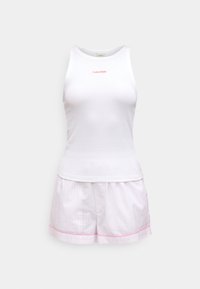 Λευκό αμάνικο μπλουζάκι με ριπ ύφασμα και κόκκινο λογότυπο "Calvin Klein", σε συνδυασμό με σορτσάκια με ροζ ρίγες και ροζ ένθετο.