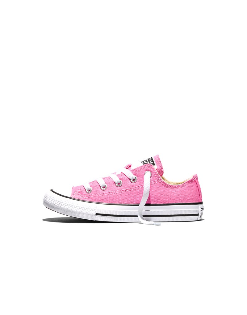 Niske ružičaste platnene tenisice s bijelim gumenim potplatom, bijelim vezicama djelomično odvezanim i crnom prugom preko potplata.