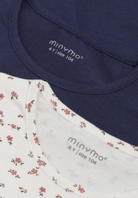 Granatowe i kwiatowe bawełniane t-shirty ułożone razem, okrągłe dekolty, widoczne metki: "minymo 4 Y rozmiar 104". Kwiatowe detale na białym tle.