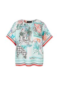 Kurzärmlige Bluse aus hellblauem Stoff, die mit einem Patchwork aus bunten Mustern und Akzenten gestaltet ist. Sie hat einen gestreiften Saum und eine weiche Textur.