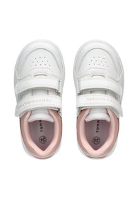 Witte leren sneakers met klittenbandsluitingen, ronde neuzen, geperforeerde details, roze accenten en een logo dat op de band en de binnenzool is gedrukt.