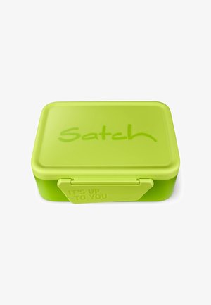 Grüne Kunststoffbrotdose mit einem Deckel, versehen mit dem Text "Satch" und dem Satz "DU HAST DIE WAHL", glatte Oberfläche, rechteckige Form und Clipverschluss.