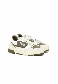 Sneaker bianchi e verde oliva a bassa punta con lacci, suole in gomma e una patch laterale con il logo del marchio e un dettaglio della bandiera.