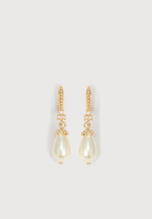 Gouden druppelvormige oorbellen met witte parels in traanvorm en kleine heldere kristallen op de haken en decoratieve doppen.