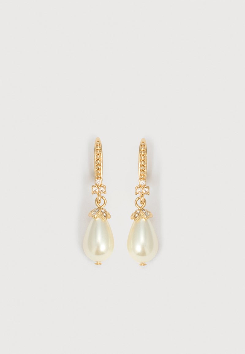 Guld dråbeøreringe med dråbeformede hvide perler og små klare krystaller på krogene og de dekorative hætte.