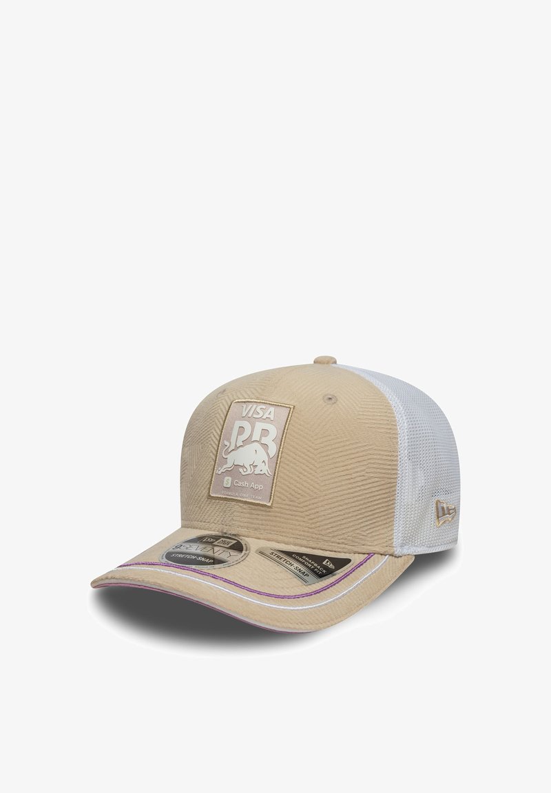 Beżowa czapka z teksturowanym wzorem, białymi siateczkowymi panelami i fioletowym akcentem na daszku. Posiada naszywkę z logo oraz regulowane zapięcie na zatrzask.